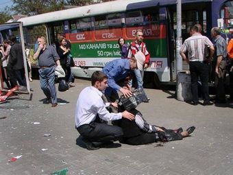 Пострадавшая на месте теракта в Днепропетровске 27 апреля 2012 года. Фото ©AFP