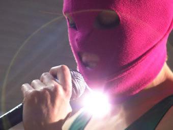 Кадр из фильма "Pussy Riot: панк-молебен"
