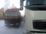 Двое водителей, стоящих в пробке в разных направлениях, рассказали "Русской службе новостей", что поток почти не двигается