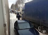В МЧС заявляют, что скорость движения на очищенной от снега трассе нормативная - 50-60 км/ч