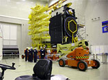 Установка ракеты-носителя «Протон&#187; c космическим аппаратом «Ямал-402&#187;