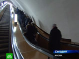 Потом они с другой стороны, естественно, пошли на эскалатор. Через минуту эскалатор отключили, но они поднялись пешком