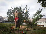 По его словам, финансировать акты вандализма должны были украинки. Однако сами FEMEN открестились от своей лжеколлеги, попросив российские правоохранительные органы "жестко пресечь деятельность заполярных отморозков"