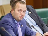 Константин Добрынин предложил гражданину Украины, взявшему на себя ответственность за покраску звезды на высотке на Котельнической набережной в Москве в цвета украинского флага, сдаться российской полиции