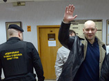 По словам отца, за сыном органы продолжали следить даже после вынесения приговора. За его перемещениями следили "машины" и "люди, сменяющие друг друга"