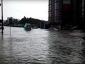 В Новосибирске ливнем затопило улицы и переходы метро, машины проваливались под асфальт