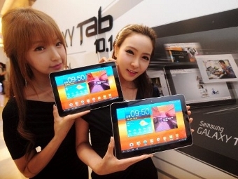 Модели с планшетом Galaxy Tab 10.1, фото ©AFP