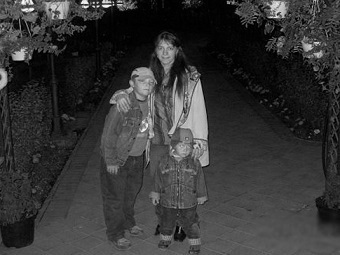 Татьяна Иваншина с детьми. Фото с личной страницы на "Одноклассниках.ру"